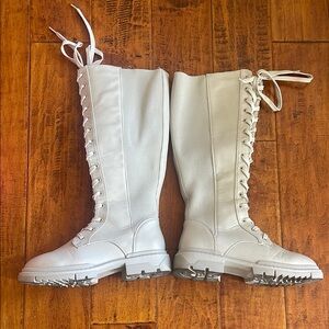 Stylish Light grey Knee-High Women's lace up boots. Sho dazzle size 8.